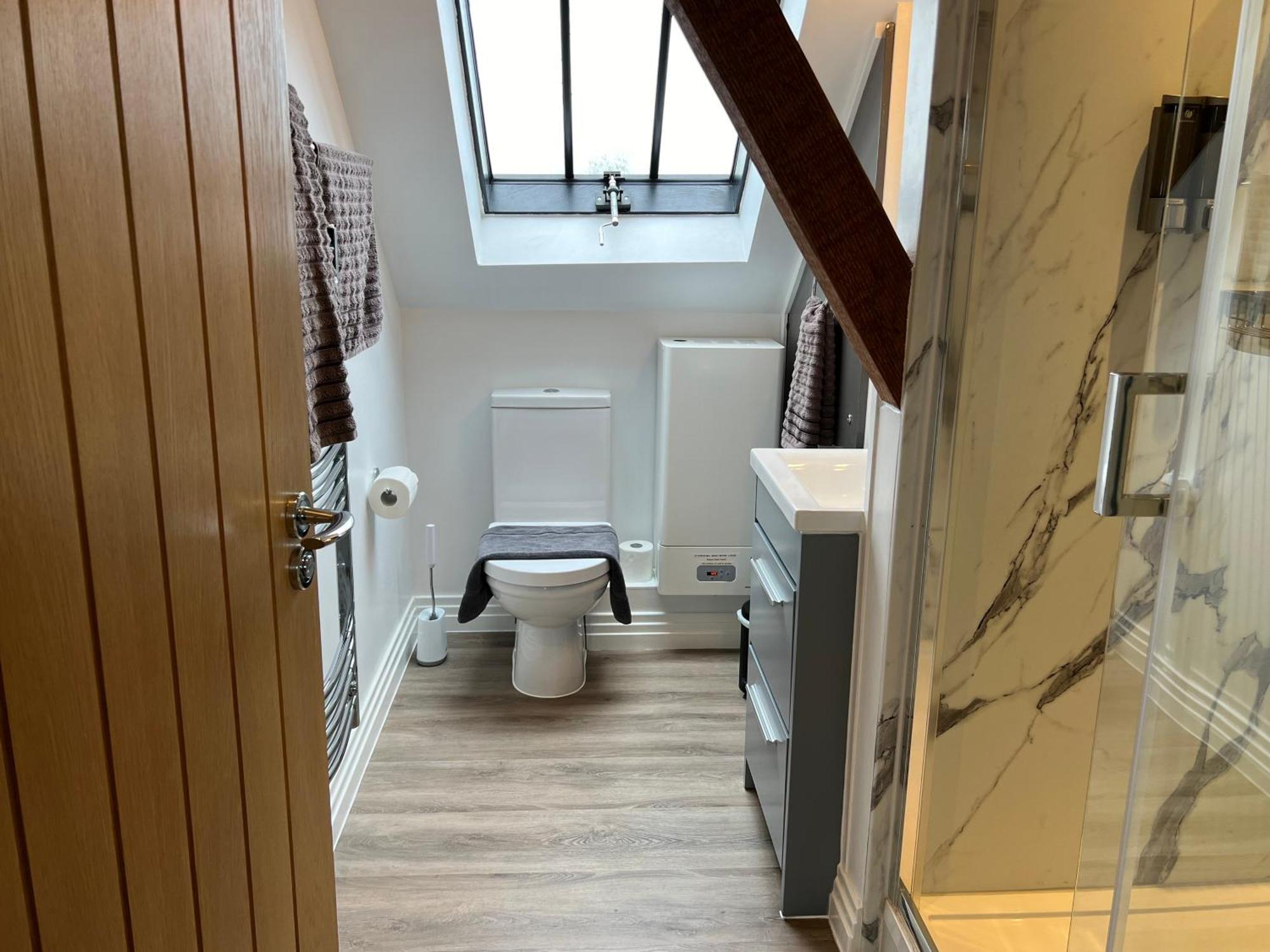 Glastonbury Secret Retreat - 1 Bd Split-Level Apt, Sleeps 3 エクステリア 写真