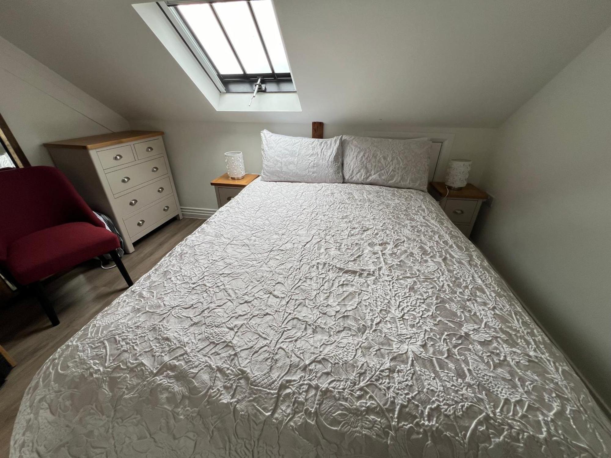 Glastonbury Secret Retreat - 1 Bd Split-Level Apt, Sleeps 3 エクステリア 写真