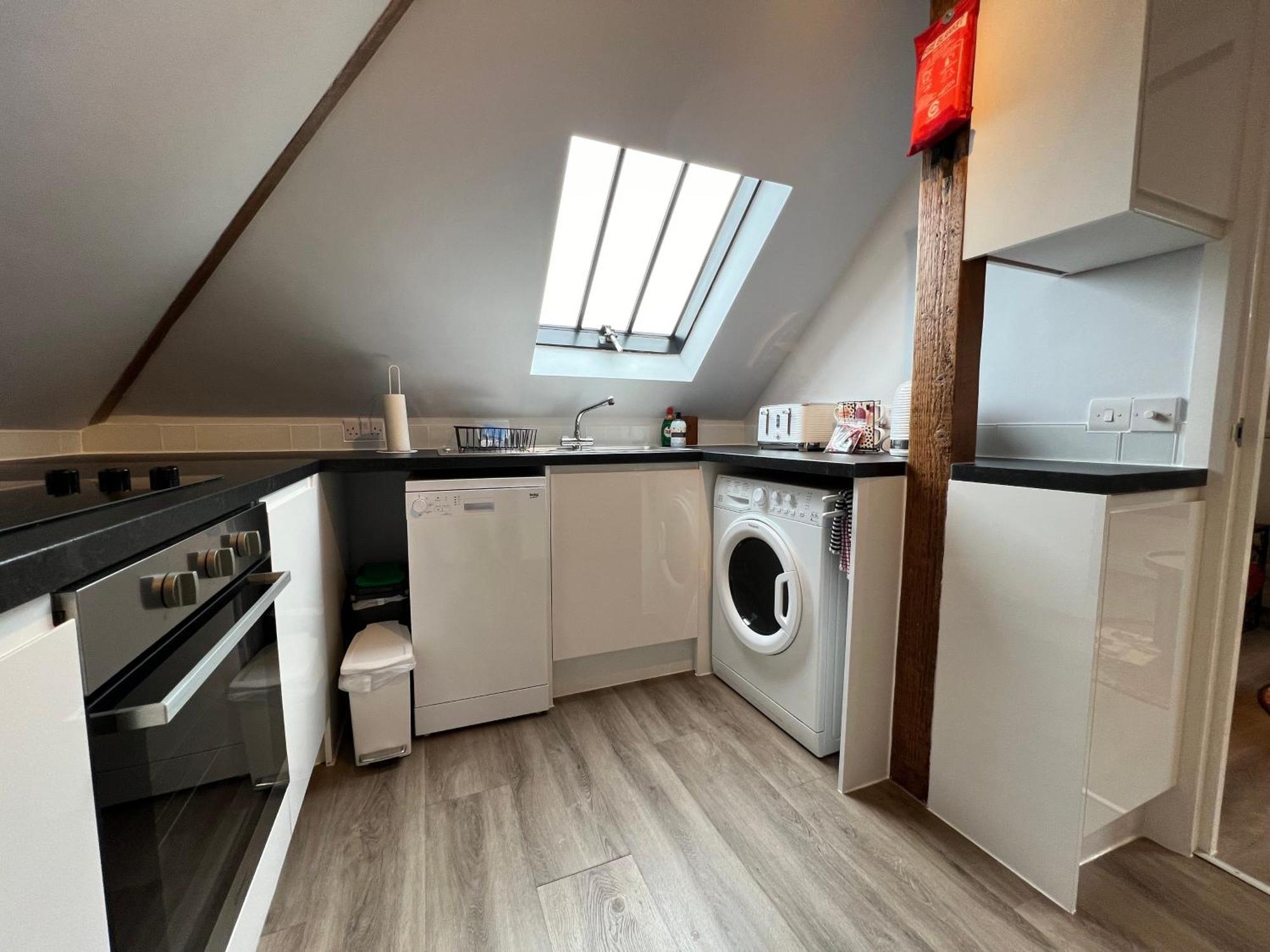 Glastonbury Secret Retreat - 1 Bd Split-Level Apt, Sleeps 3 エクステリア 写真