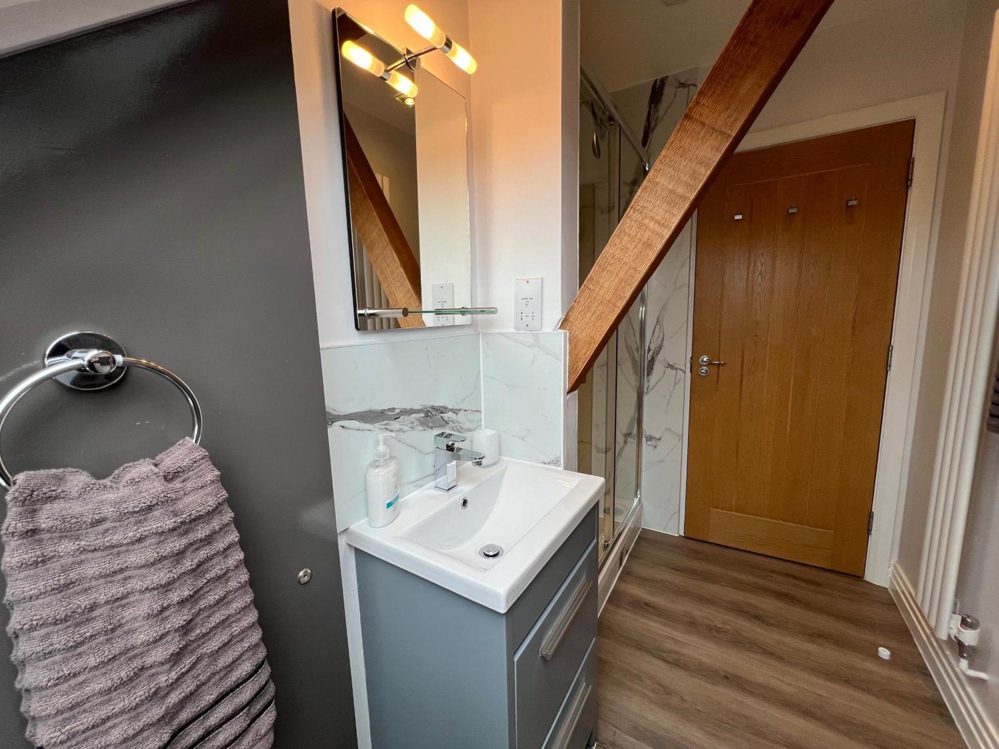 Glastonbury Secret Retreat - 1 Bd Split-Level Apt, Sleeps 3 エクステリア 写真