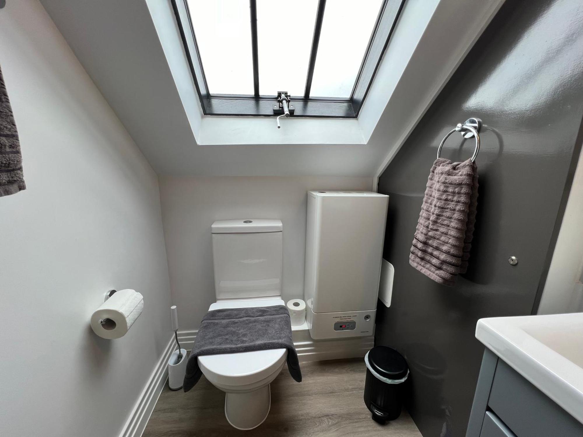 Glastonbury Secret Retreat - 1 Bd Split-Level Apt, Sleeps 3 エクステリア 写真