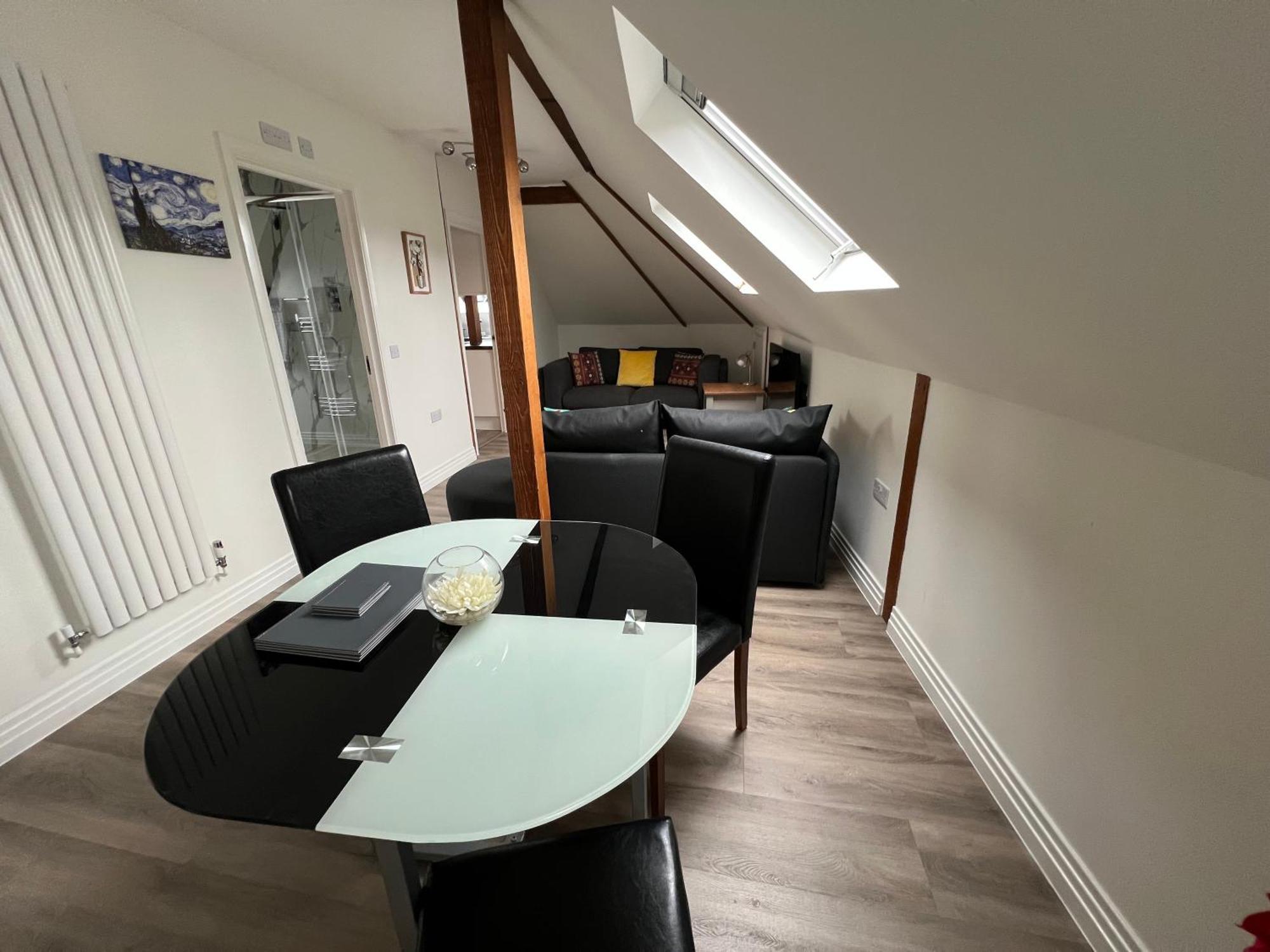 Glastonbury Secret Retreat - 1 Bd Split-Level Apt, Sleeps 3 エクステリア 写真