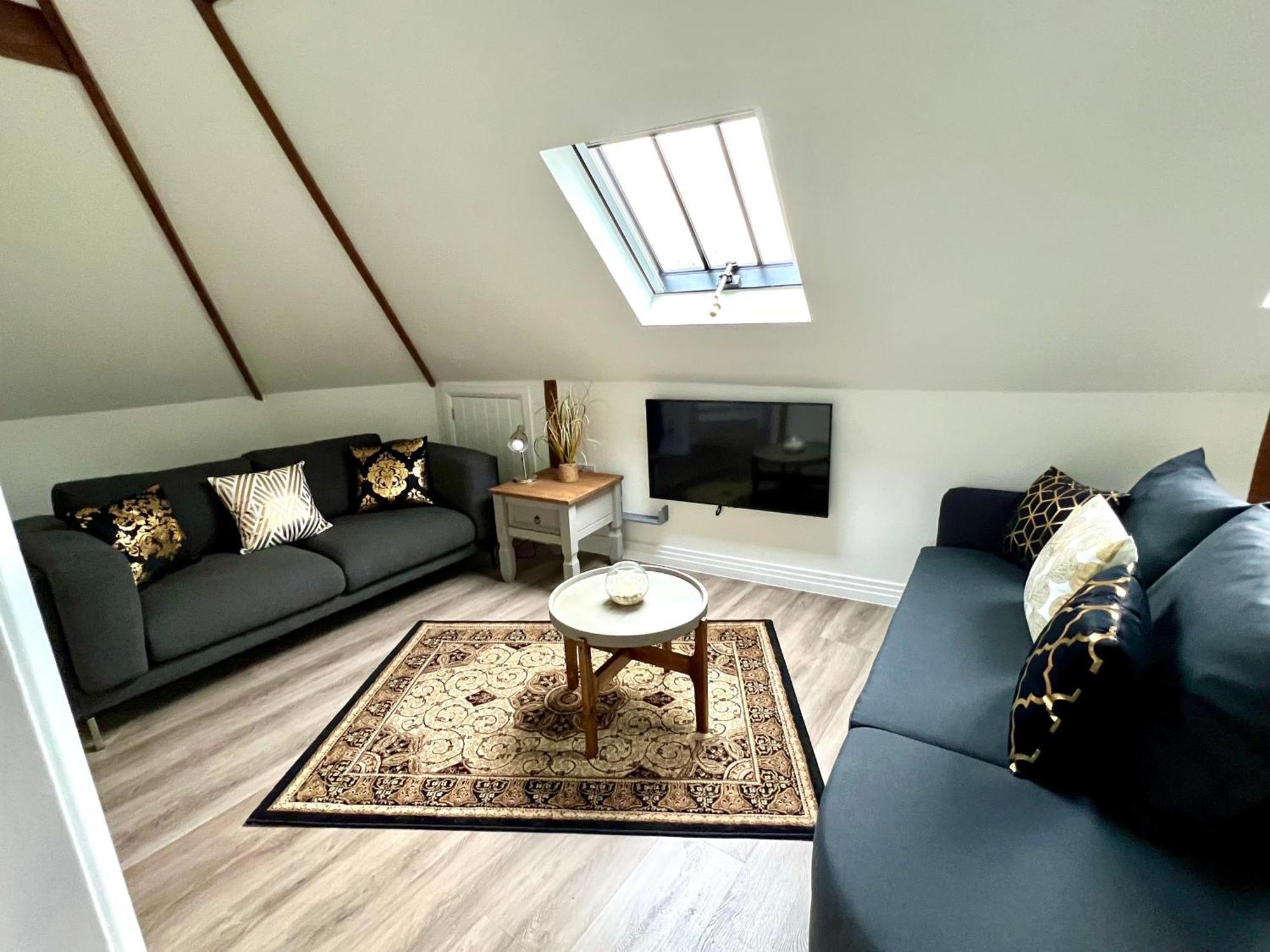 Glastonbury Secret Retreat - 1 Bd Split-Level Apt, Sleeps 3 エクステリア 写真